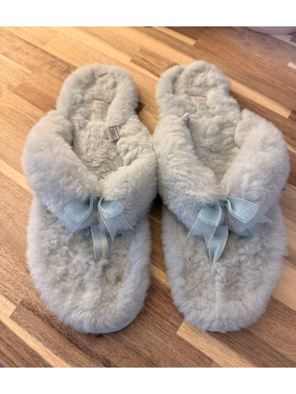 UGG Fluffie II Women’s Gray Sheepskin Thong Slippers Bow Cushioned Sz 10